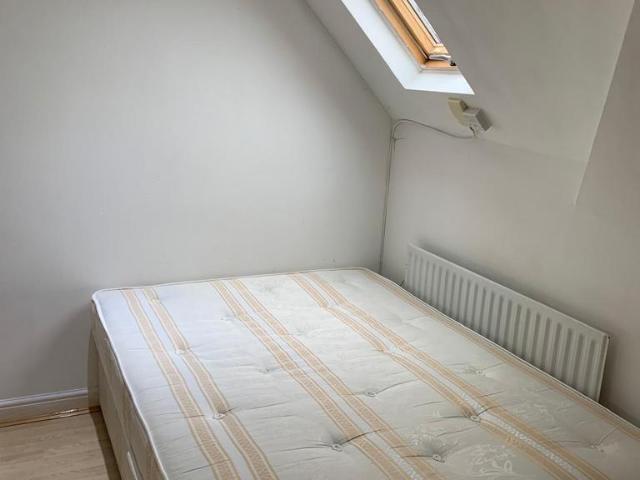 Rayners Lane, PINNER, HA5 5DX Studio to rent £1,100 pcm £254 pw
