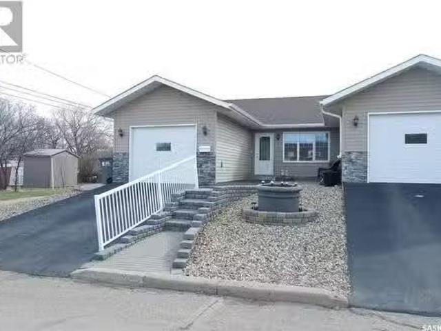 Rd Avenue E, Assiniboia, SK, S0H 0B0 townhouse for sale Lis.