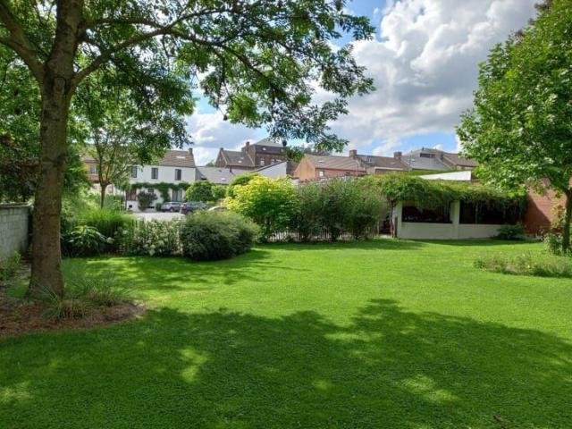 RDC 1 chambre 50m2 avec terrasse et parking sécurisé