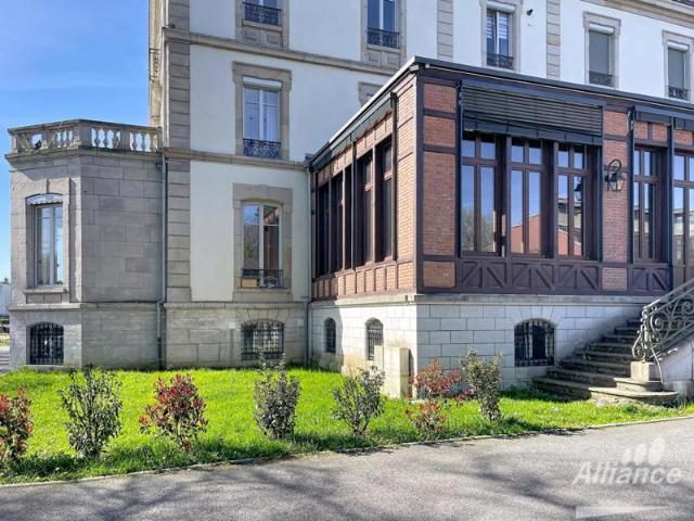 Bien de prestige en château situé au rdc 220 m2 aux presta