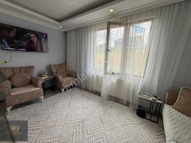 Rd'den Arnavutköy'de Cadde'de 2+1 Ters Dubleks Daire