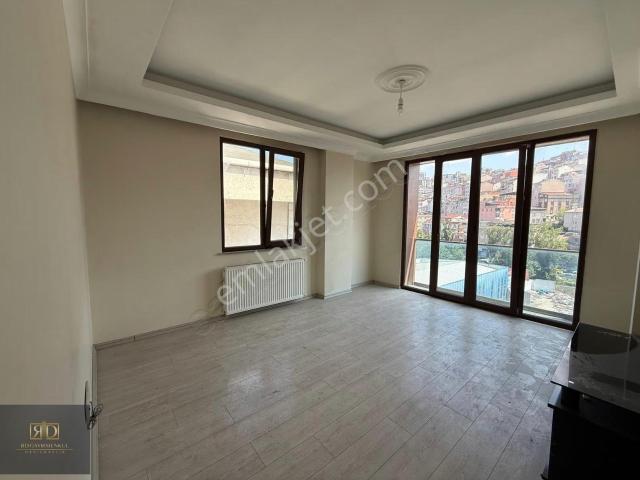 Rd'den Cadde Üzeri Site İçersinde Ferah 3+1 Dubleks Daire