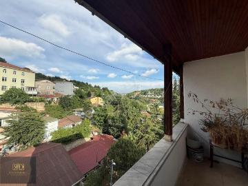 Rd'den Emirgan'da Kiralık Teraskat Eşyalı 2+1 Daire