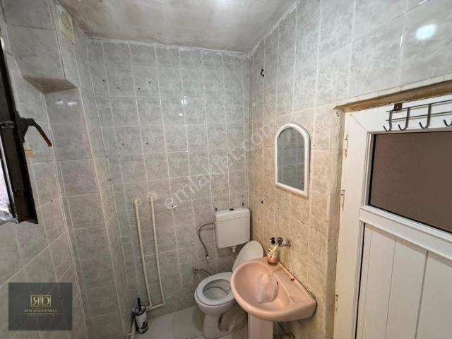 Rd'den Emirgan'da Kiralık Geniş Balkonlu Eşyalı 2+1 Daire