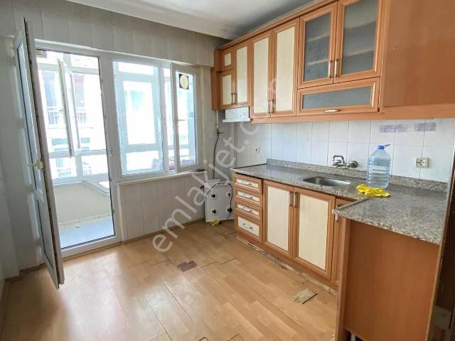 Reşadiye Mahallesinde Ana Caddeye Sıfır Kiralık Geniş 3+1 Daire