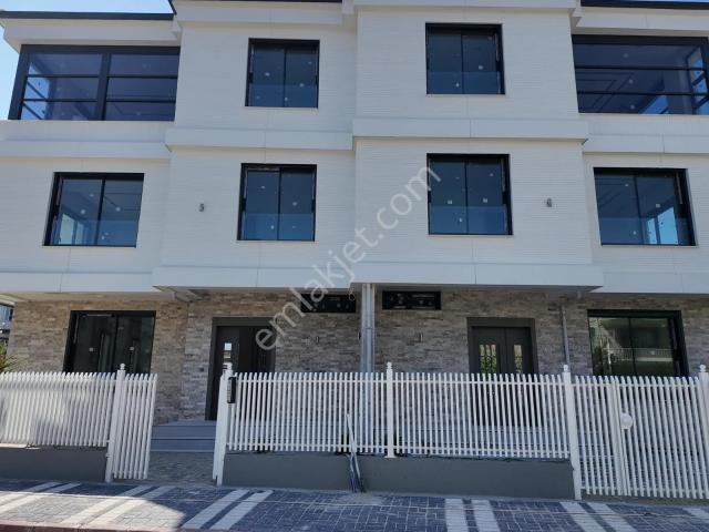 Reşatbey Yürüyüş Yoluna Komşu 282 M2 6+1 Tripleks Villa