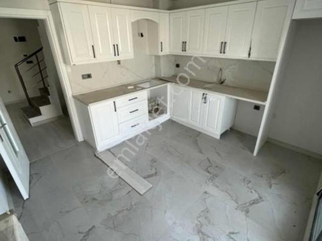 Reşatbey Mahallesinde 256 M² 5+1 Dubleks
