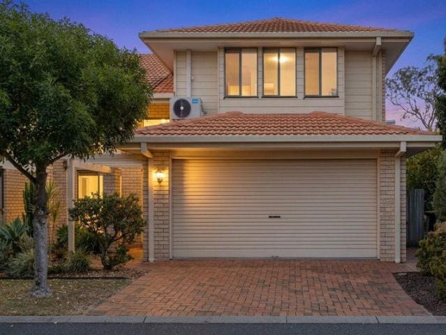 Re Freshed, Low Maintenance Townhouse Walk to Everything