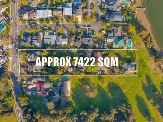 Remarkable Waterfront Reserve Opportunity: 5 homes, 6 land lots and 7,422m² of land