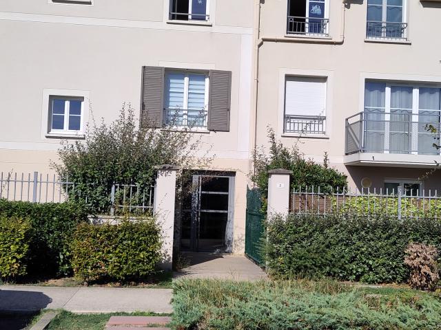 REMARQUABLE Dernier étage avec terrasse de 32 m2 et vue dégagée 2 places de stationnement Marolles en Hurepo