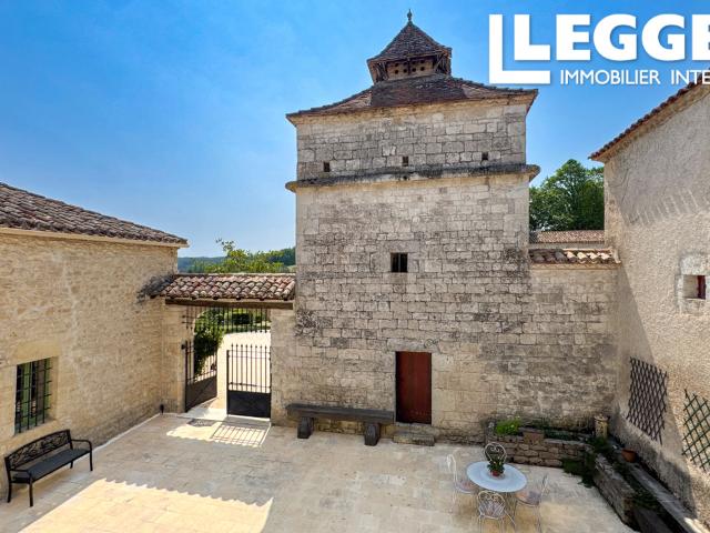 Remarquable Manoir de caractère avec vue panoramique, piscine à débordement, gîte & 17 ha, Quercy Blanc