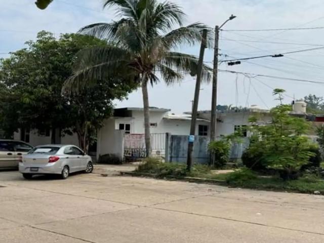 Remato casa con 2 casas en el terreno y un local