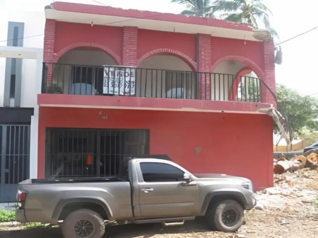 Remato casa en 2 niveles en col. Camino real Colima