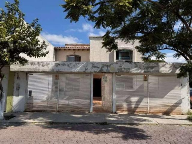 REMATO CASA EN 2 NIVELES FRACC LAS TROJES QUERETARO