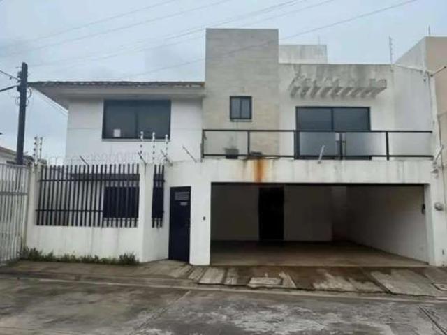 Remato casa en 3 niveles en fracc Paraiso Coatzacoalcos