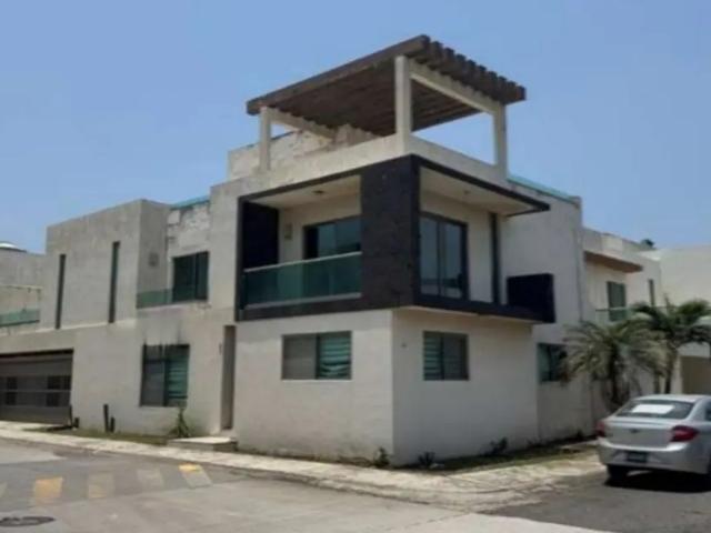 Remato casa en 3 niveles en lomas del sol Alvarado Veracruz