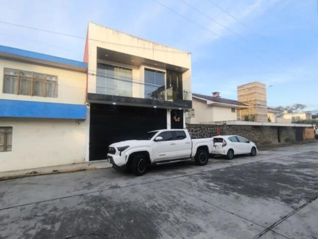 Remato casa muy amplia 4 niveles en Xalapa. Sin posesión