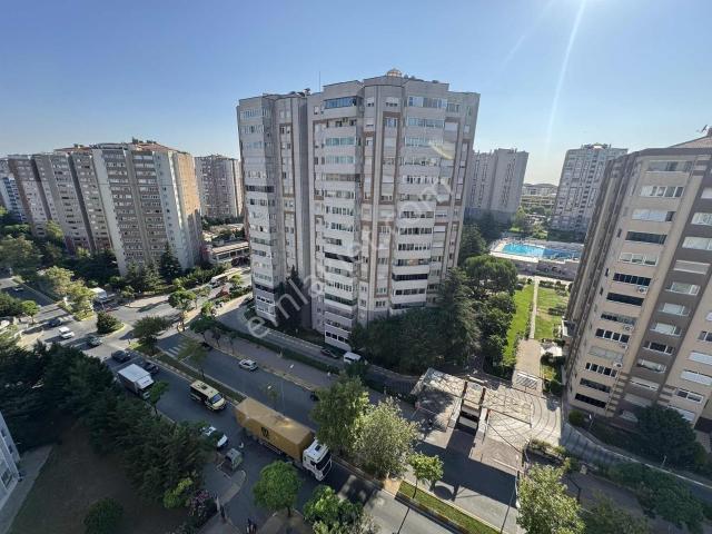 Remax Ten Beylikdüzü Adnan Kahveci Ceylan Sitesi Tadilatlı 3+1