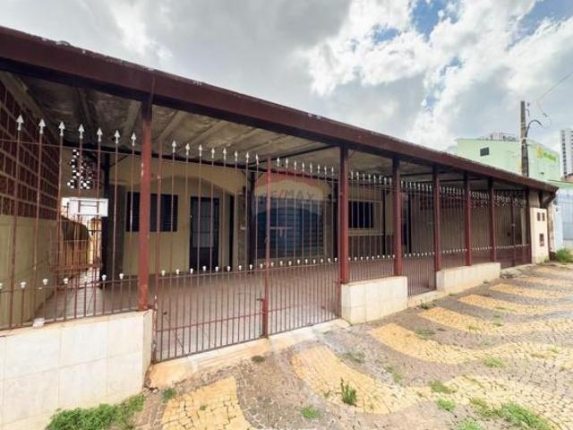 REMAX vende Casa Térrea com 252 m² de terreno, 179 m² de construção, 3 quartos, sala, 2 vagas e edíc