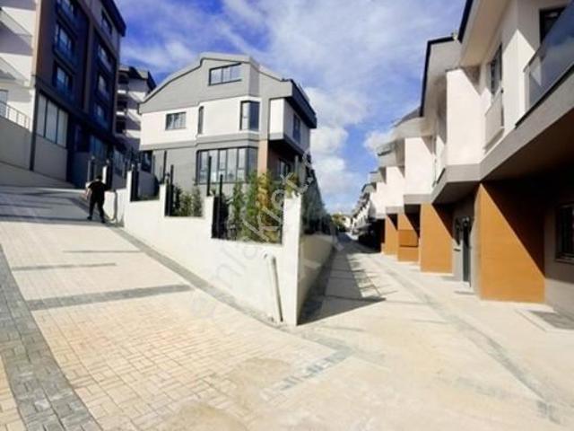 Remax Yusan'dan Kiralık Site İçi Kapalı Otoparklı Villalar