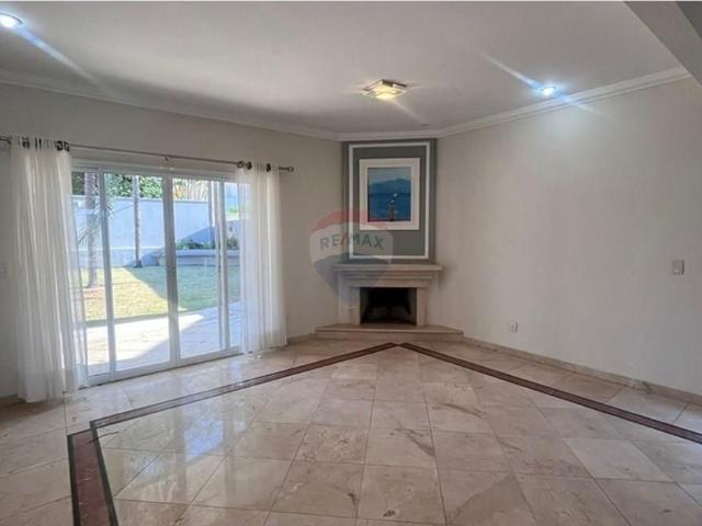RE/MAX aluga casa com 520 m², 5 quartos com ar condicionado sendo 4 suites 1 master e 1 no térreo, piscina e área gourmet no Alphaville Campinas