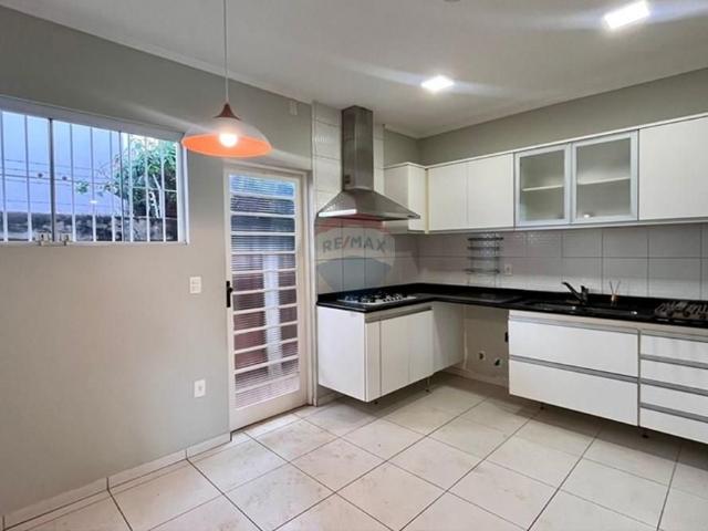 REMAX aluga Casa com 03 quartos 1 suíte, 4 banheiros, 5 vagas, escritório, churrasqueira, deck e piscina, perto da Unicamp, em Campinas