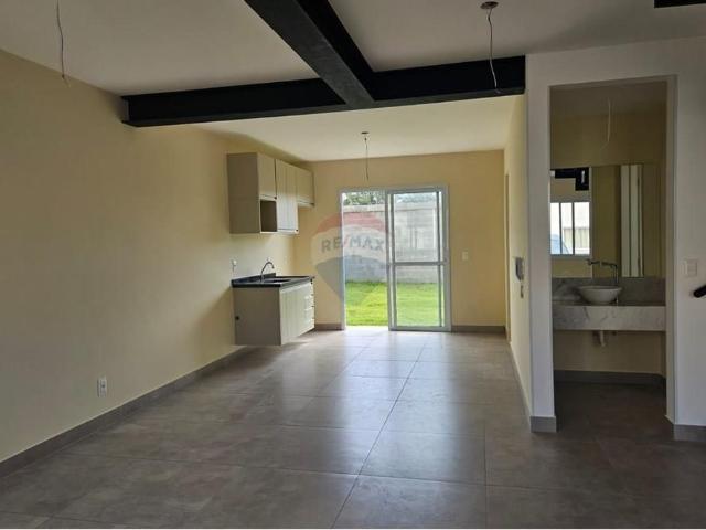 RE/MAX ALUGA Casa em Condomínio em Vinhedo, SP, por R$6.000,00 mensais + taxas