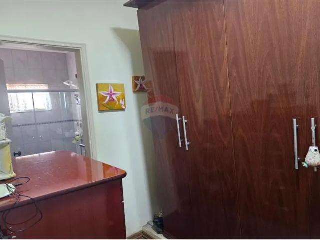 RE/MAX aluga Casa 304m² de construção para locação, Pq. Alto Taquaral, com 4 suítes e quintal com pi