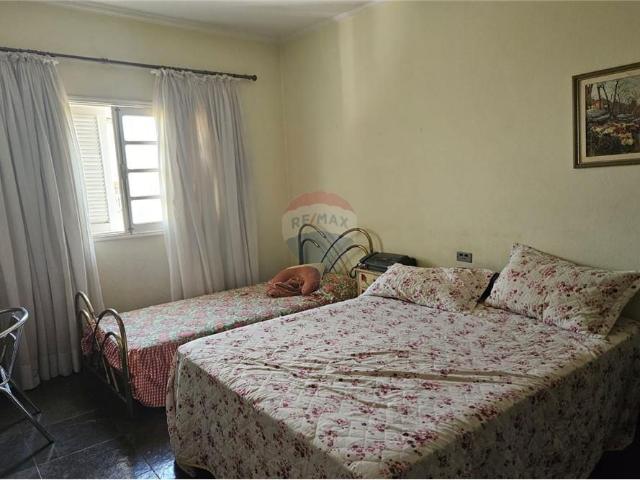 RE/MAX aluga Casa 304m² de construção para locação, Pq. Alto Taquaral, com 4 suítes e quintal com piscina, por R$ 6.500,00 mensais
