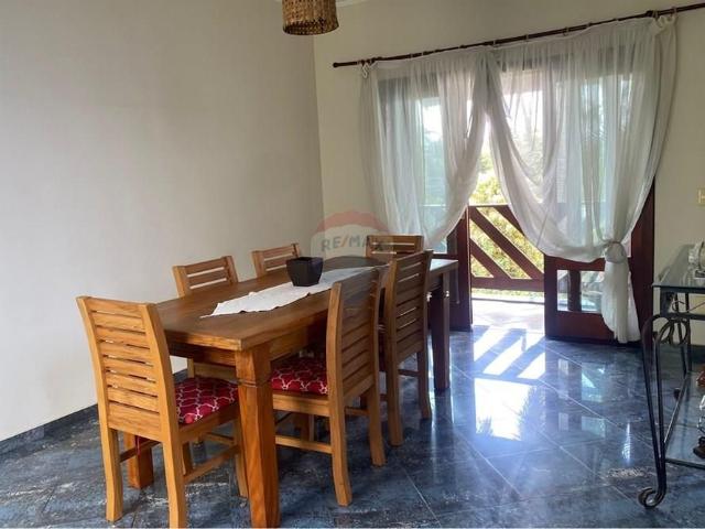 RE/MAX aluga casa 3 dormitórios, sendo 1 suíte, 273m, 6 vagas, R$ 7.500,00 Bosque /Vinhedo