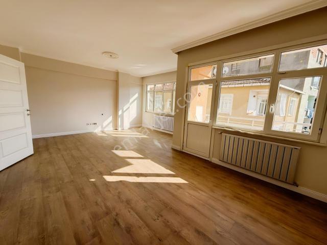 Remax Anı 'dan Çengelköy 'de İçi Tadilatlı Kiralık 3+1 Daire