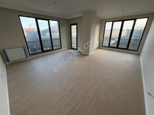 Remax Anı 'dan Çengelköy Envarev Sitesi 'nde Kiralık 3+1 Daire