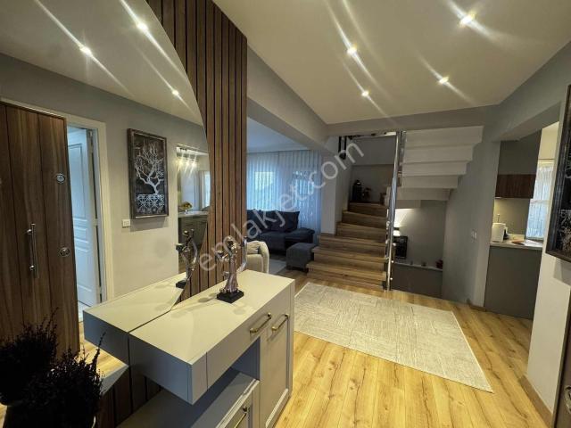 Remax Anka'dan Salkım Sitesinde Bakımlı Ve Tadilatlı Villa