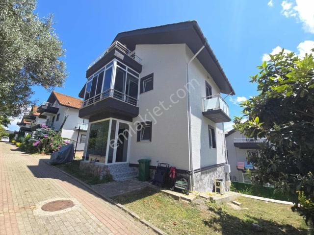 Remax Anka'dan Salkım Sitesinde Satılık 5+1 Villa