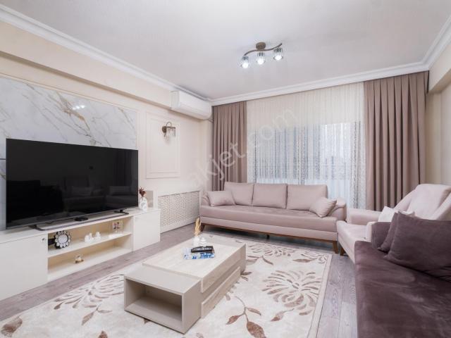 Remax Area Dan Balat Ta Satılık Arakat 3+1 İçi Yapılı Köşe Daire