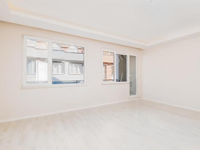Remax Area Dan İhsaniye Merkezi Konumda Kiralık Arakat 2+1 Daire