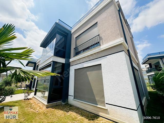 REMAX AYFER SEVER'DEN 323 M2 SATILIK HAVUZLU VİLLA