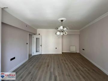 Remax Central Çarşıda Bakımlı Geniş Ayrı Mutfaklı 2+1 Daire