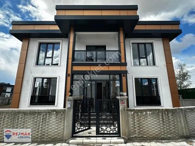 Remax Central' Esenyurtta Villa Sitesi İçerisinde Lux 6+1 Villa