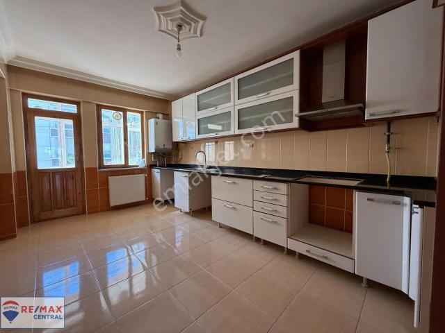Re/max Central'dan Mehmet Akif Ersoy Mah'de 4+1 fırsat satılık
