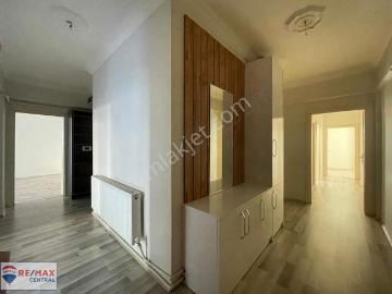Re/max Central'dan Atatürk Caddesi Üzerinde 8 Yıllık Arakat 3+1