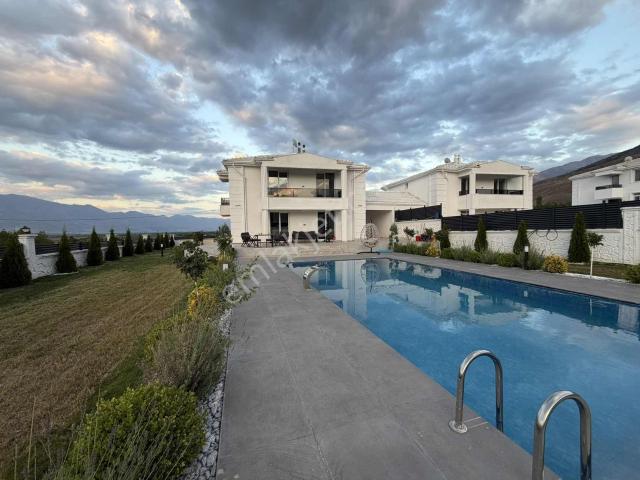 Remax Dem'den Gölpınar'da Satılık Havuzlu Villa