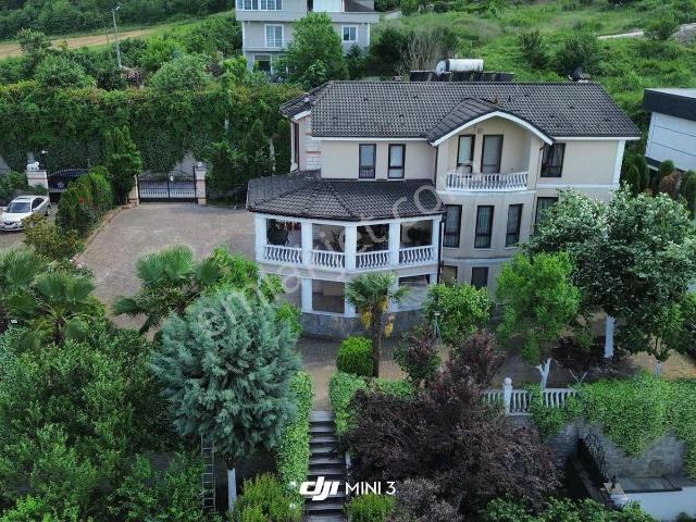 Remax Desıgn Şehrin En Güzel Noktasında 6+1 Villa 750 M2 Arsa