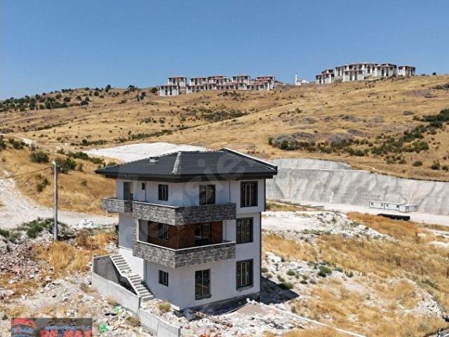 REMAX İNCİ'DEN KUVAYİ MİLLİYE MAH. SATILIK NATAMAM VİLLA