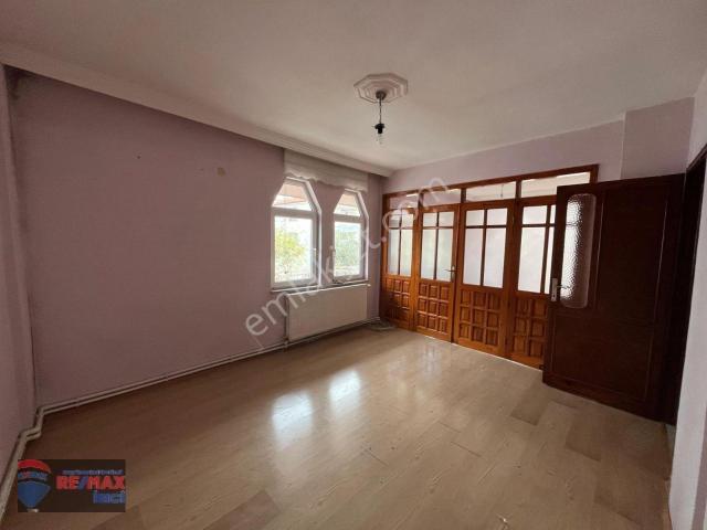 Re/max İnci'den Üçpınar Yolu Üzerinde Kiralık 3+1 Daire