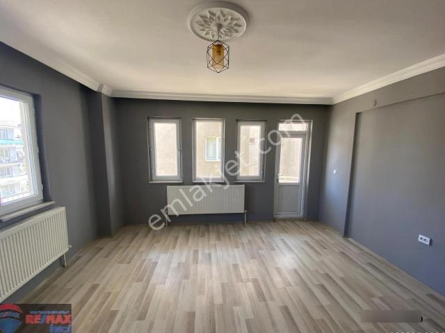 Re/max İnci'den Bahçelievler Teknık Lise Cad'da 2+1 Kiralık Daire