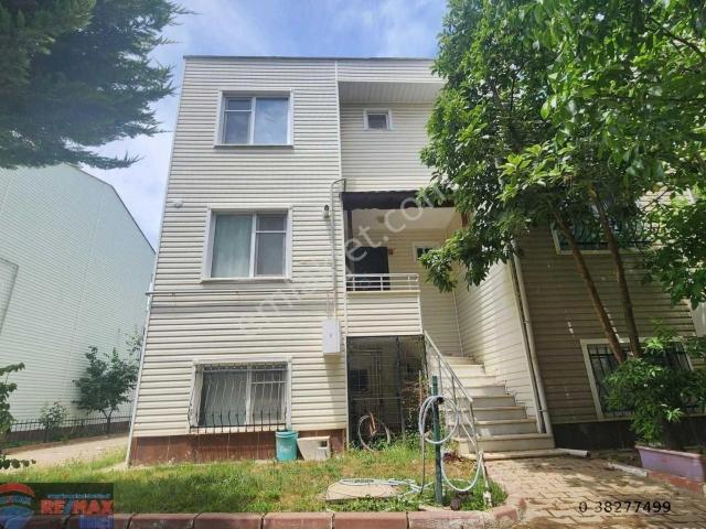 Re/max İnci'den Edremit Ülkü Yolunda Satılık 6+1 Tripleks Villa
