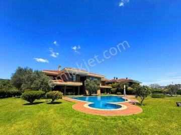 Remax İnci'den Erdek'de Müstakil Havuzlu Satılık 6+2 Villa