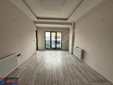 Re/max İnci'den Gop. Ayrı Mutfaklı Teraslı Geniş Kiralık 1+1