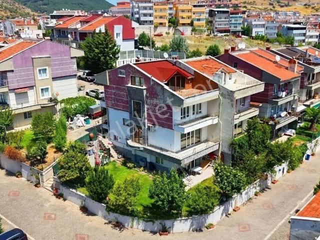 Re/max İnci'den Karesi Kuva i Milliye’de 6+2, 4 Katlı Geniş Satılık Villa